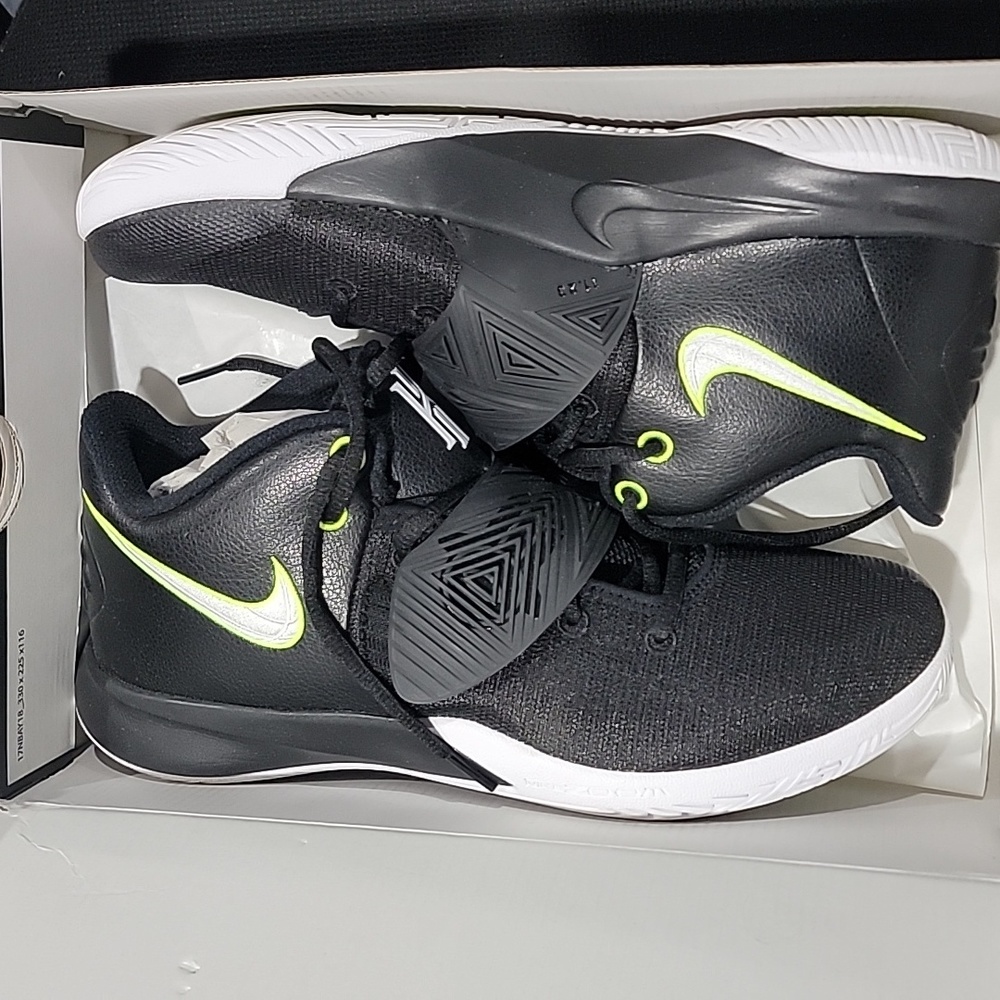Nike Kyrie Flytrap 3 Basketball Sneakers